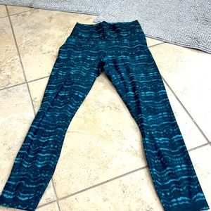 2 pairs of womens 7/8 leggings